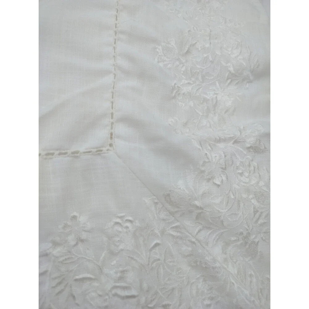 CYNTHIA ROWLEY Embroidered White Tablecloth 104 x 60